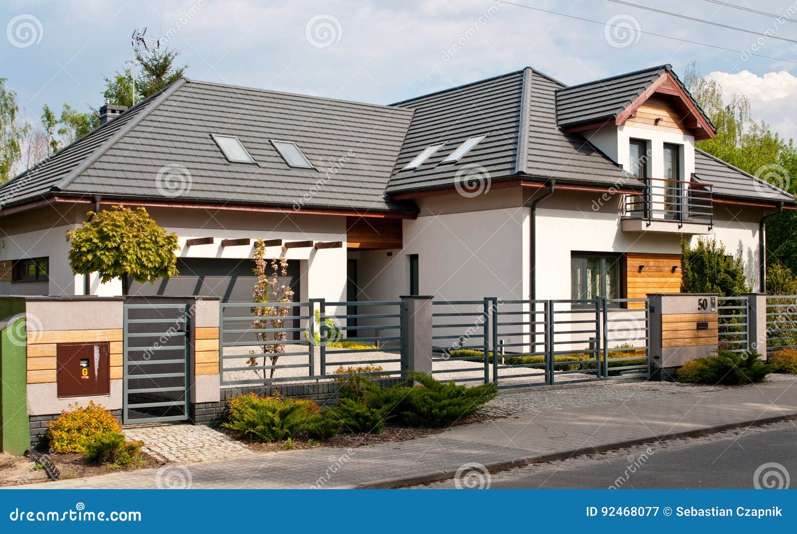 modern private house with horizontal bars grey steel fence