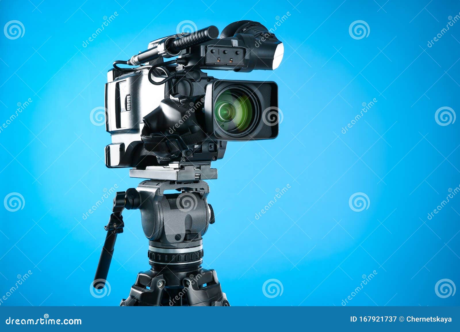 Máy quay phim chuyên nghiệp: Với máy quay phim chuyên nghiệp, bạn sẽ nâng cao tuyệt đối khả năng quay phim của mình. Sản phẩm final của bạn sẽ trở nên chuyên nghiệp và đẳng cấp hơn khi sử dụng máy quay phim chuyên nghiệp. Bạn sẽ cảm nhận được sự khác biệt với các tác phẩm của mình và dần khẳng định được bản thân trong lĩnh vực quay phim.