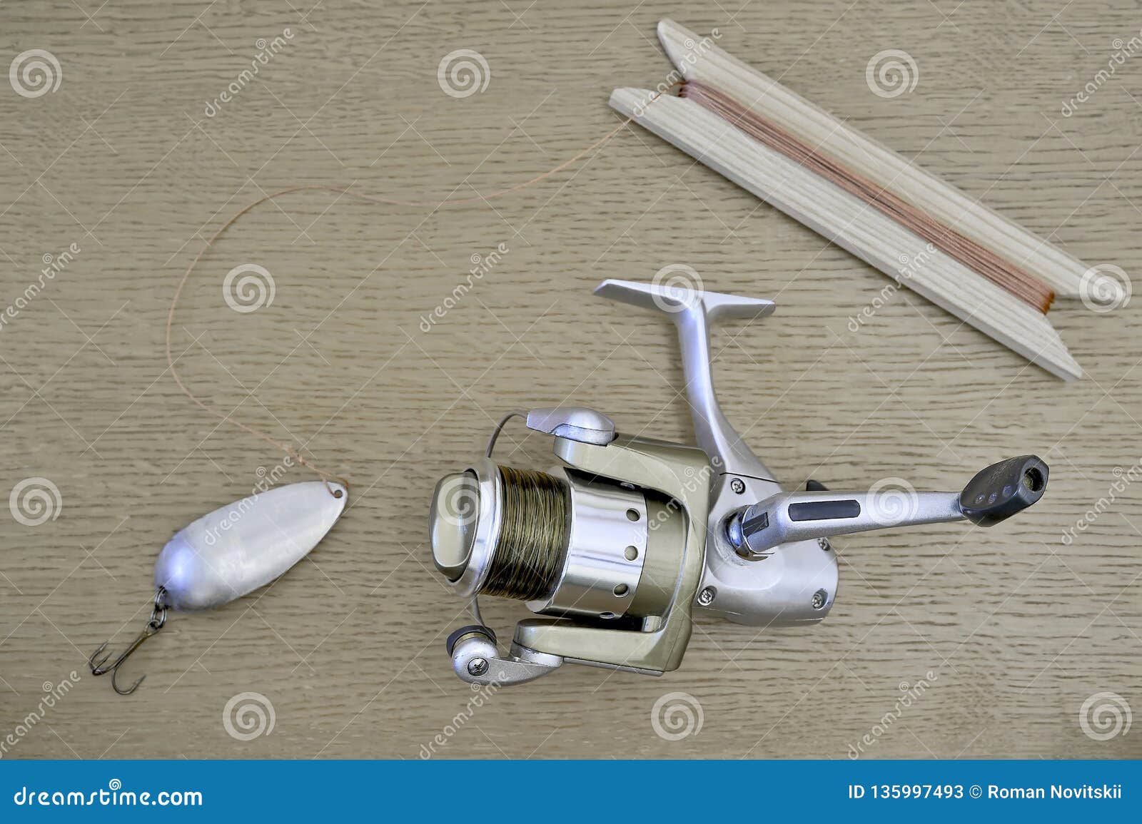 https://thumbs.dreamstime.com/z/modern-spinning-reel-fishing-line-homemade-spoon-cord-tied-to-wound-wooden-reel-modern-spinning-135997493.jpg