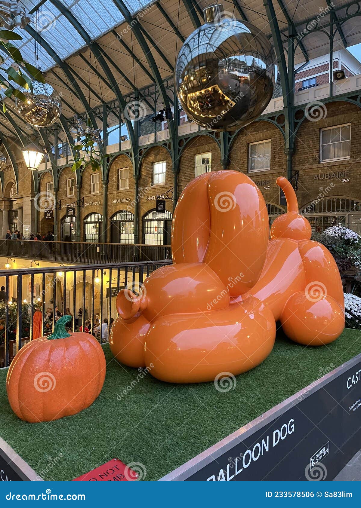 Modern Statue in London editorial photo. Image of royal 233578506