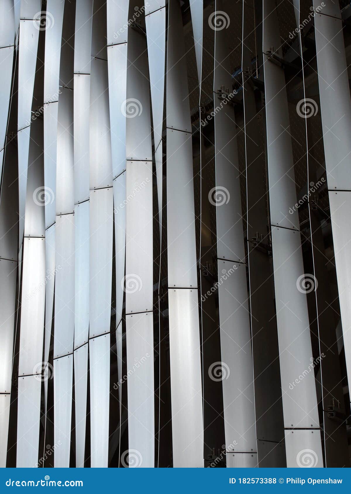Modern Stylish Steel Vertical Curved Panels in Vertical Pattern