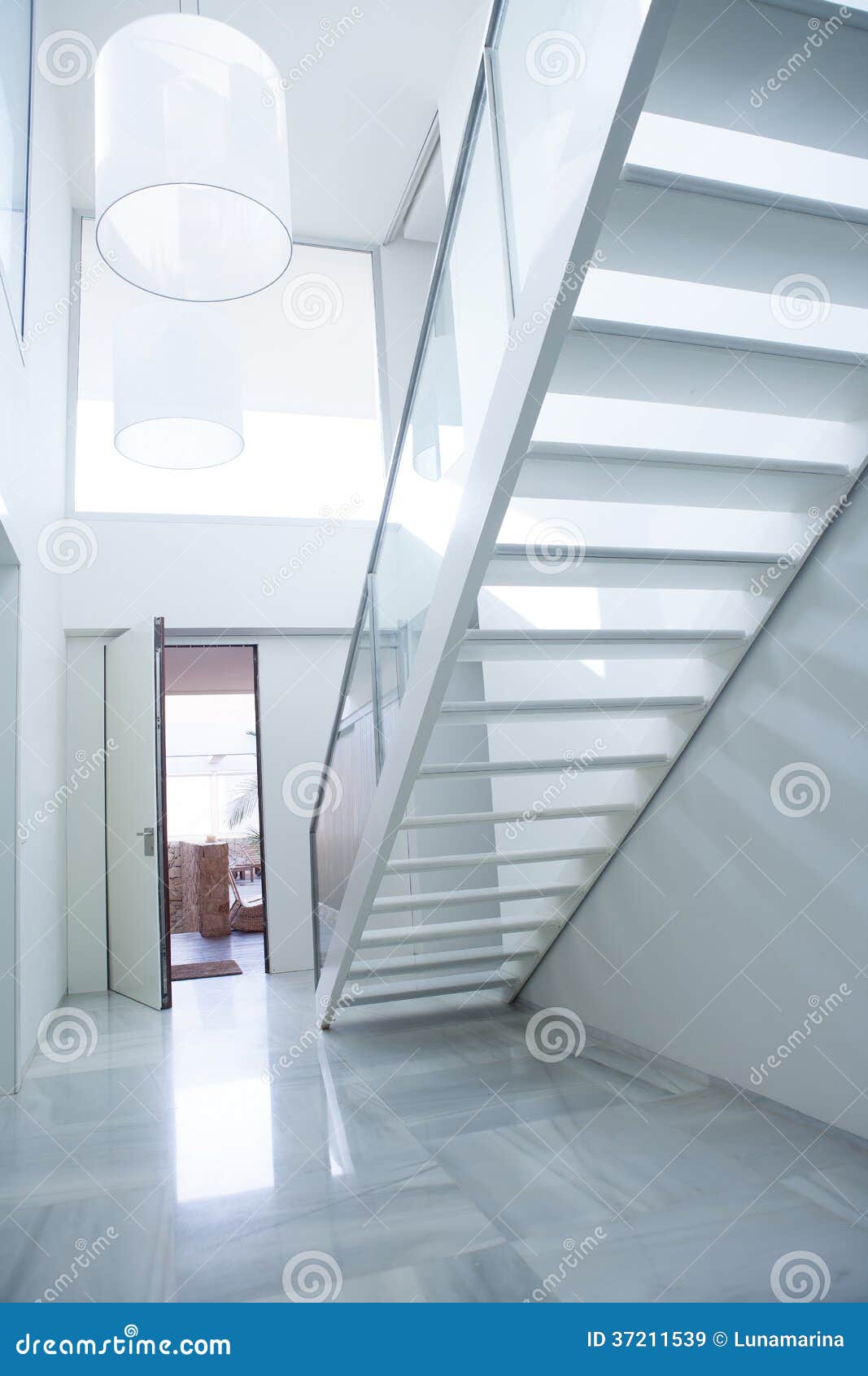 Modern vit husfarstulobby med trappan royaltyfria bilder bild ...