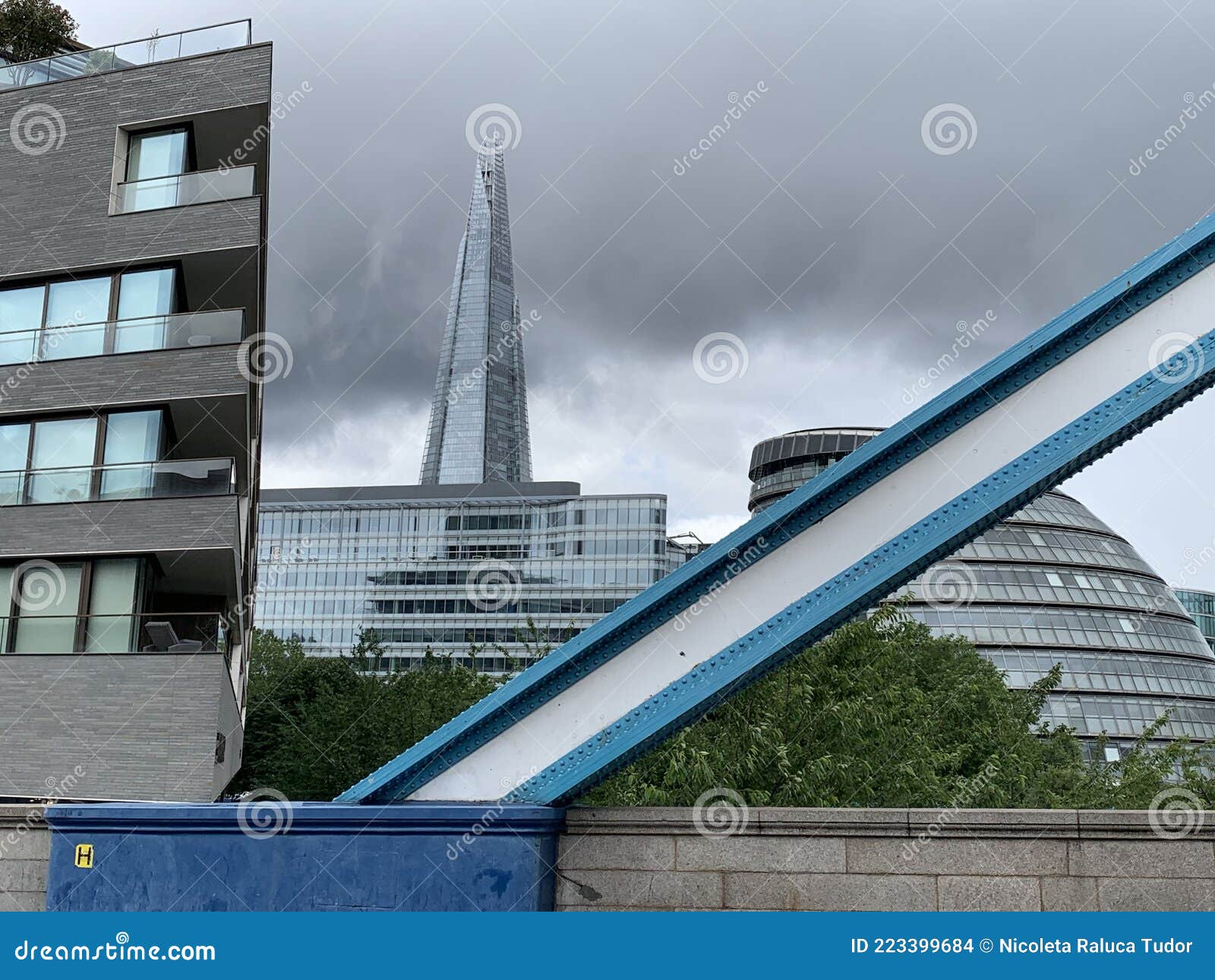 Moderne Architektur in London England mit erstaunlichen Wolkenkratzern von führenden Finanzunternehmen Gebäude