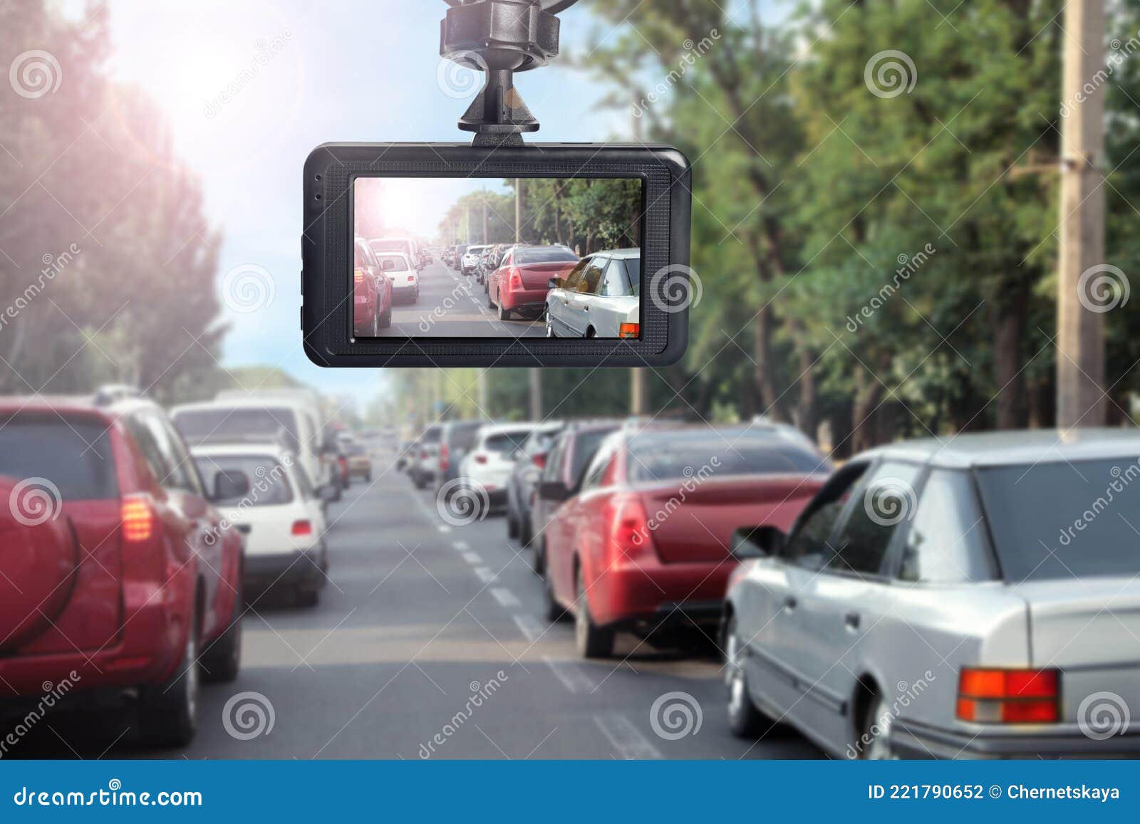 Moderne Armaturenbrettkamera Montiert Im Auto Blick Auf Die Straße  Stockfoto - Bild von schwarzes, technologie: 221790652