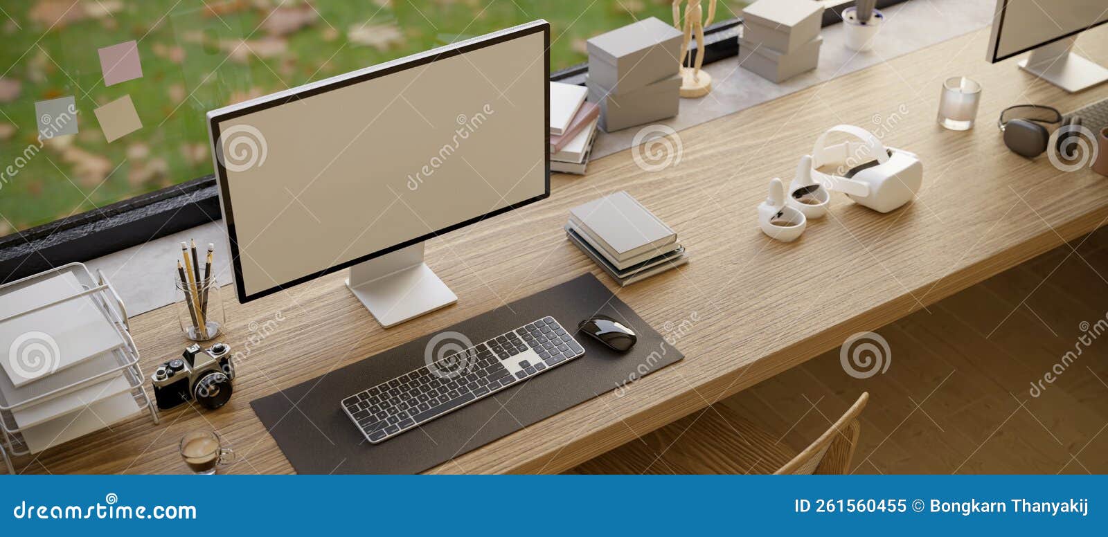 Moderne Büroarbeitsplatz Mit Computer-Mockup Büroausstattung Und Dekoration  Auf Holztischen Stock Abbildung - Illustration von minimal, hölzern:  261560455