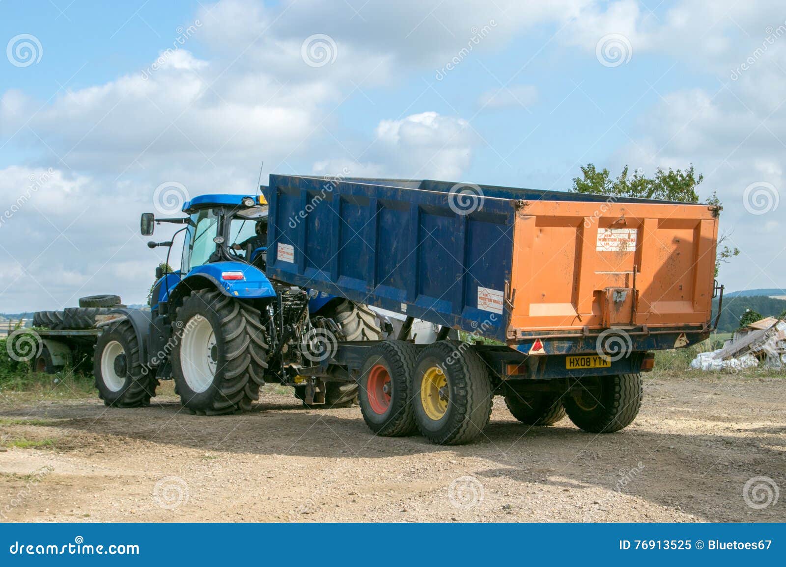 droefheid Hoorzitting Waardig Moderne Blauwe Tractor Die Een Aanhangwagen in Boerenerf Trekken  Redactionele Afbeelding - Image of cultuur, gerst: 76913525