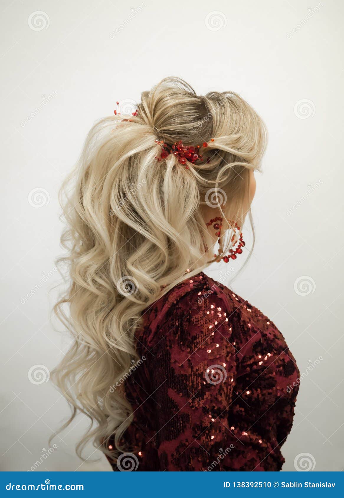 Moderne Frisur Mit Blonden Locken Abschluss Oben Stockfoto Bild Von Locken Moderne