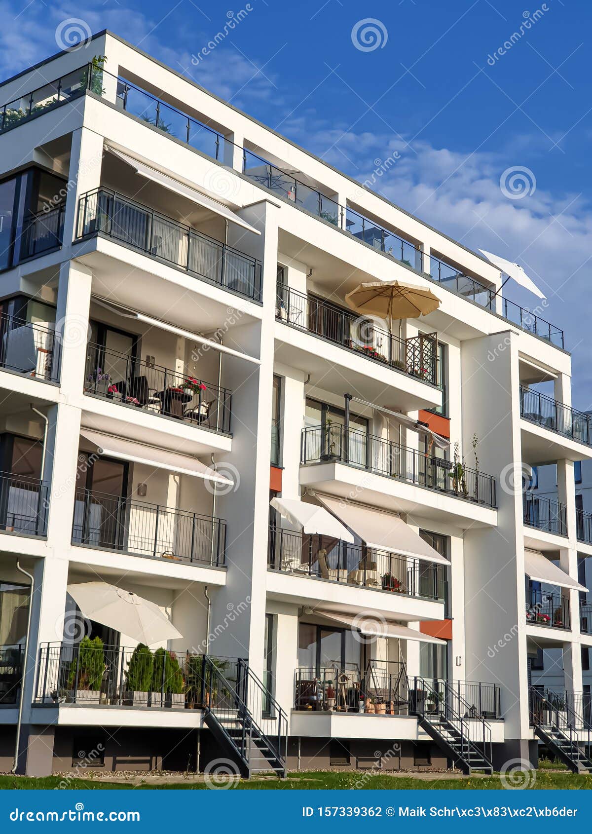 Voorstellen Bezem instructeur Moderne Gevel Voor Stadsbouw Met Balkon En Parasol Stock Foto - Image of  nieuw, architectuur: 157339362