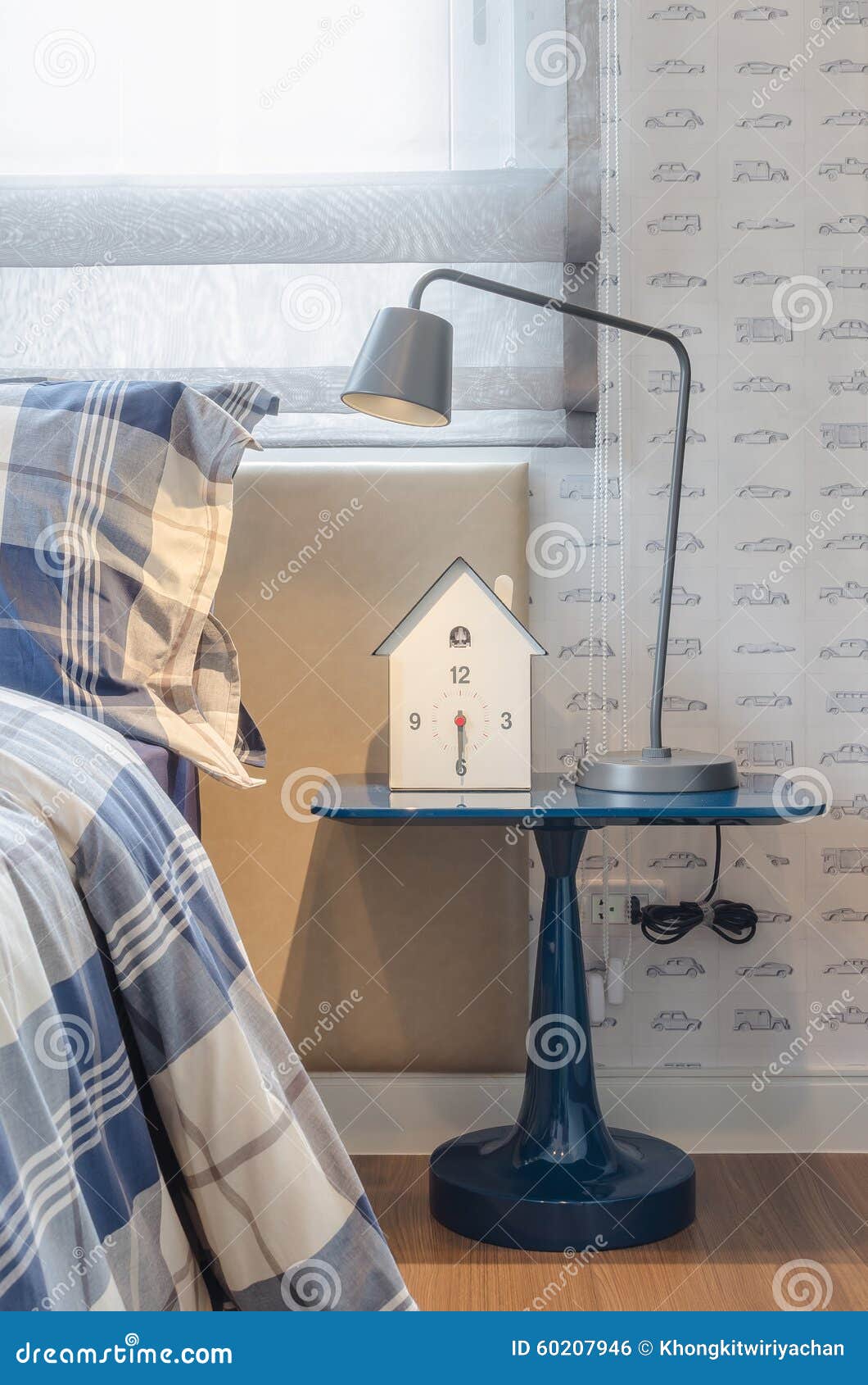 Moderne grijze lamp aan lijstkant in slaapkamer stock foto ...