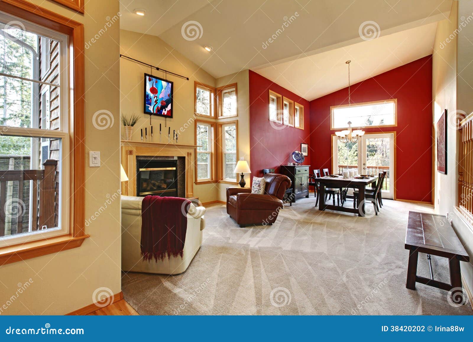 Moderne grote open woonkamer met rode muur. stock fotografie ...