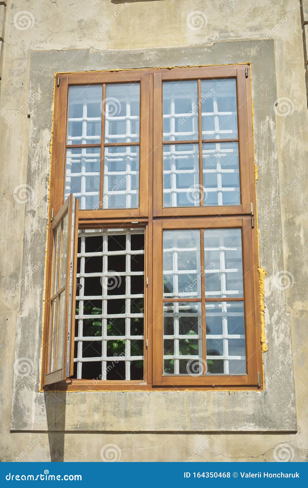 Moderne Holzfenster In Einem Alten Haus, Offenes Fenster