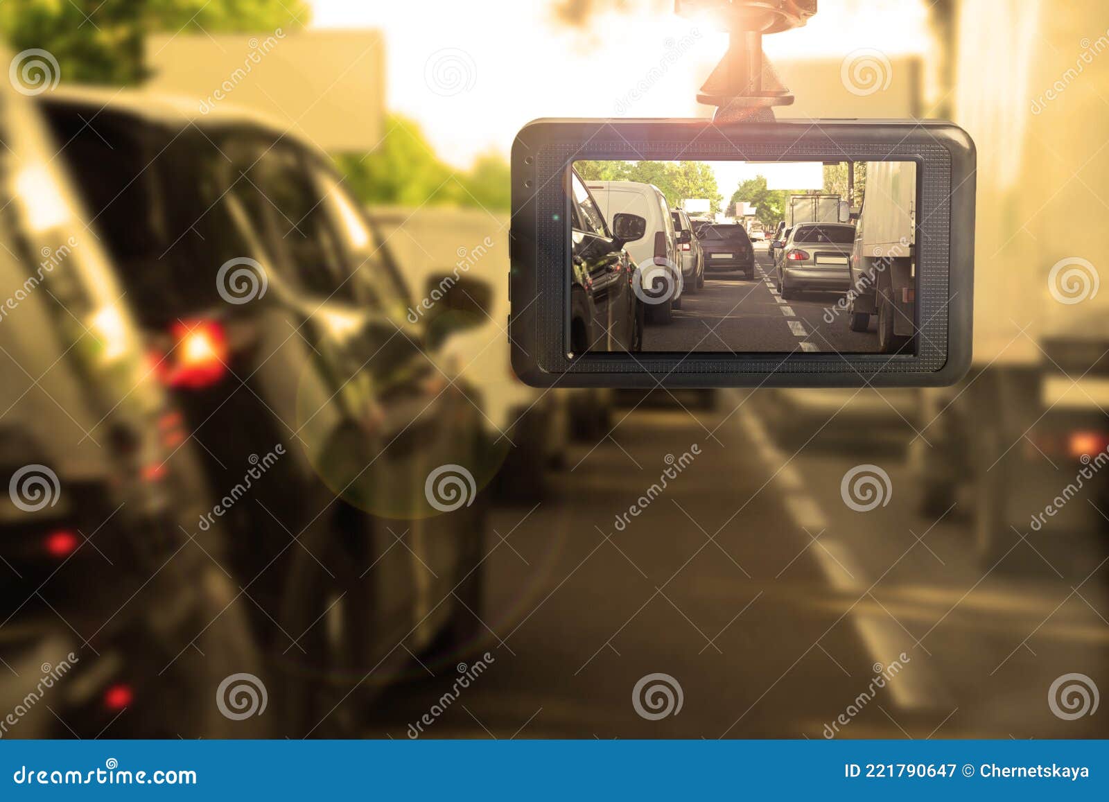 Moderne Kamera Montiert Im Auto Blick Auf Die Straße Während Der Fahrt  Stockbild - Bild von datenbahn, bildschirm: 221790647