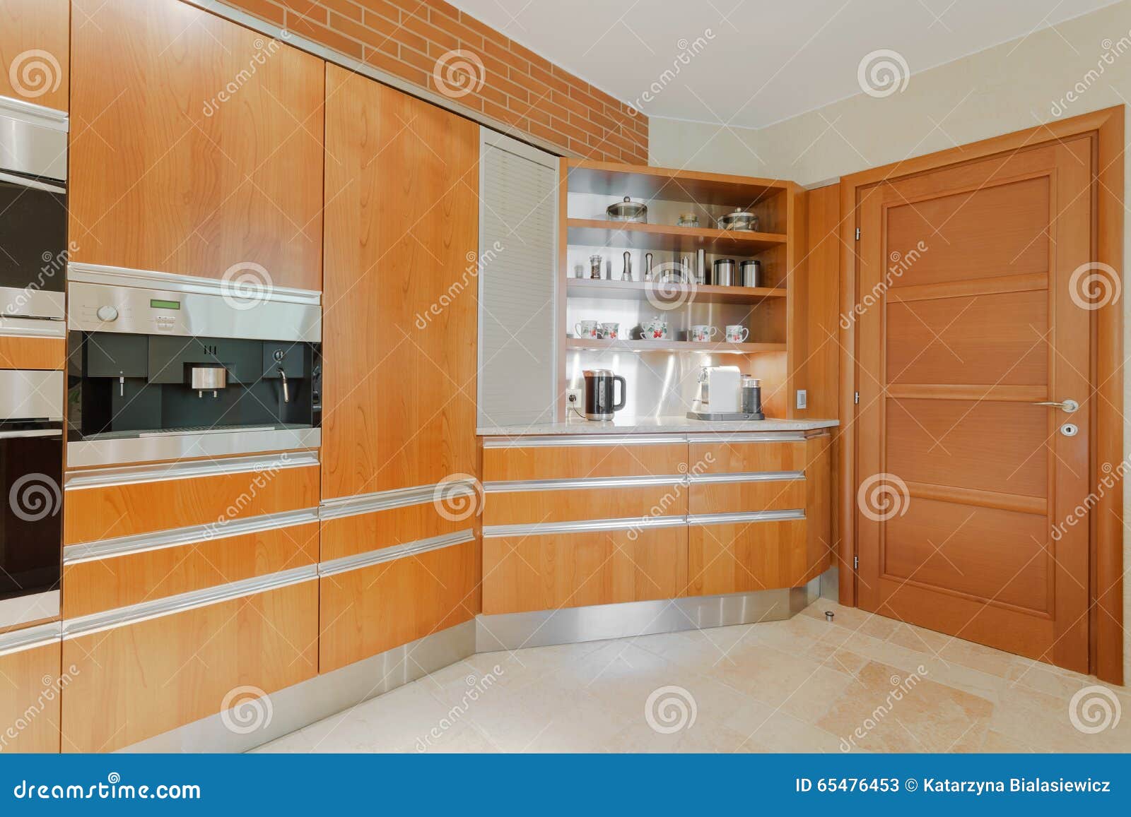 Moderne keuken in hout stock foto afbeelding: 65476453