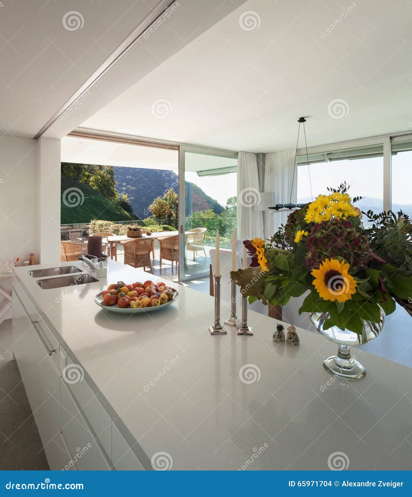 Moderne keuken van een villa stock foto afbeelding: 65971704 Woonkamer blauw rood