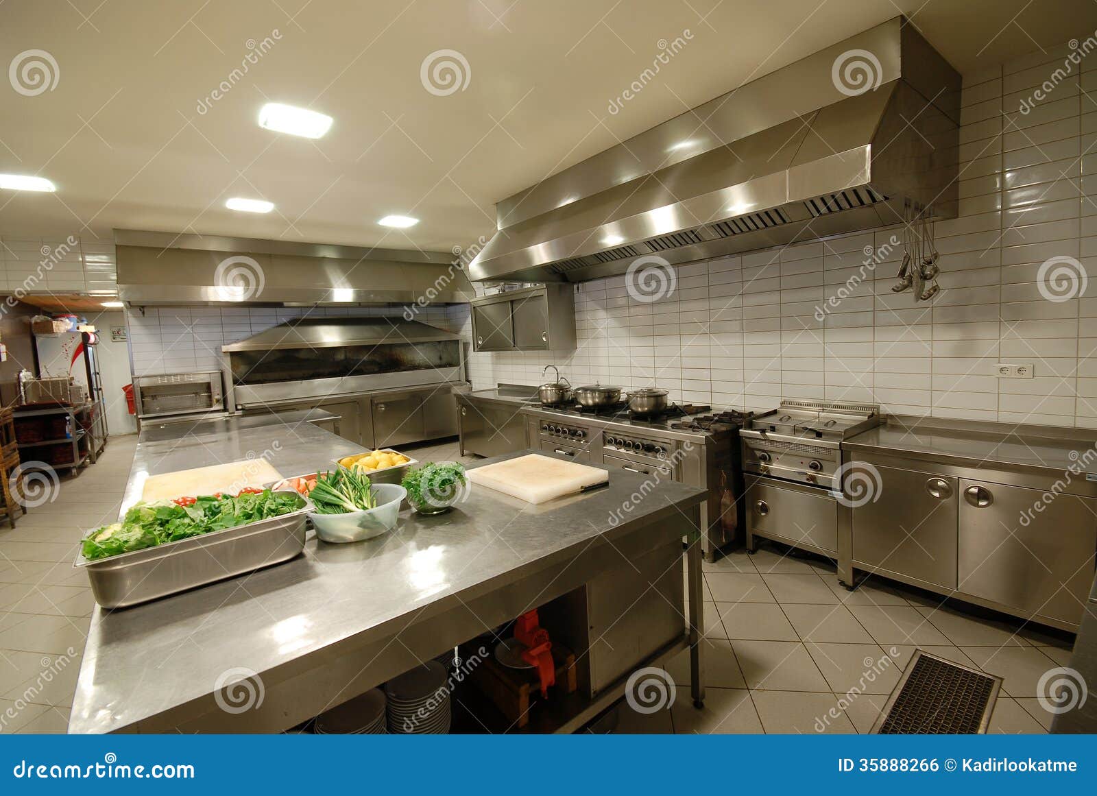 Moderne Küche In Restaurant ` Stockfoto - Bild von hotel, ofen: 35888266