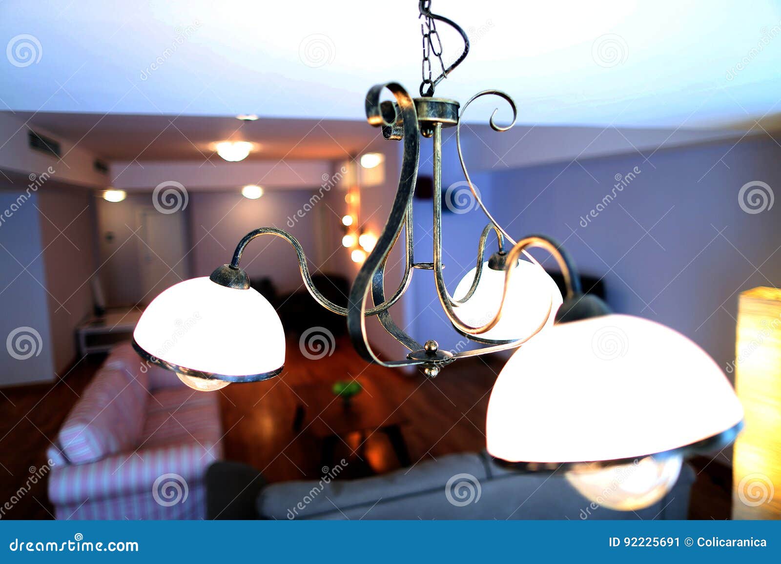 Moderne Lampe Im Wohnzimmer Stockbild - Bild von decke, haupt