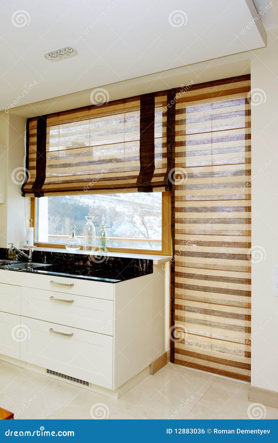 Moderne Möbel Der Küche Mit Einem Großen Fenster Lizenzfreies Stockbild