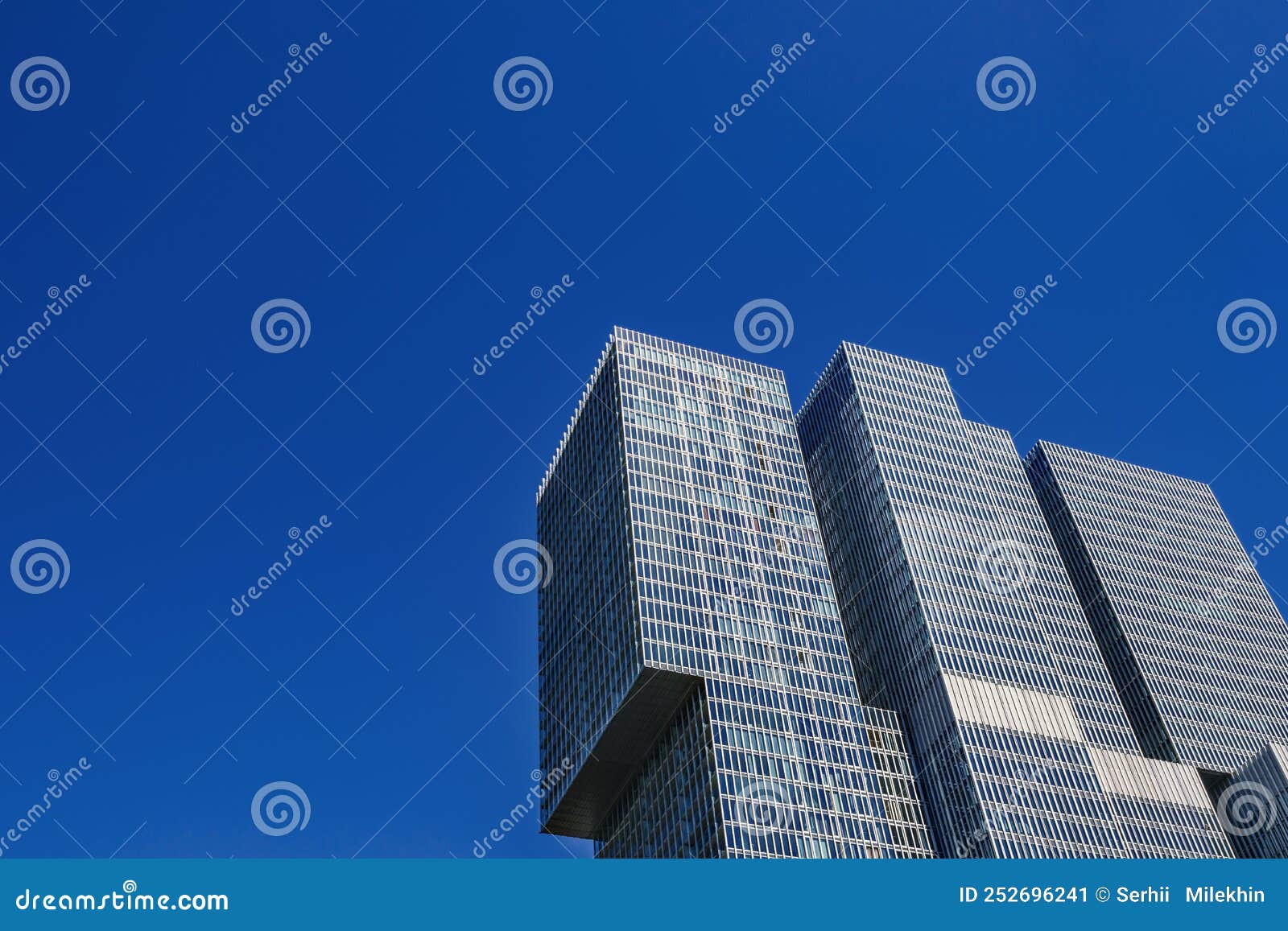 moderne skyscraper tegen een blauwe sky met witte wolken