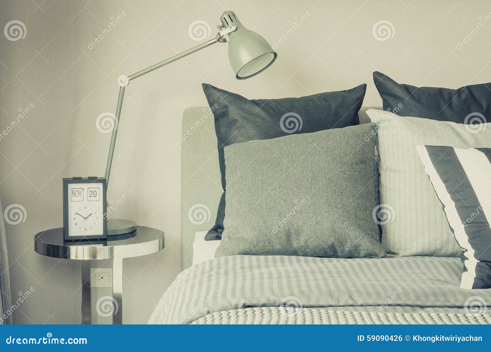 Moderne grijze lamp aan lijstkant in slaapkamer stock foto ...