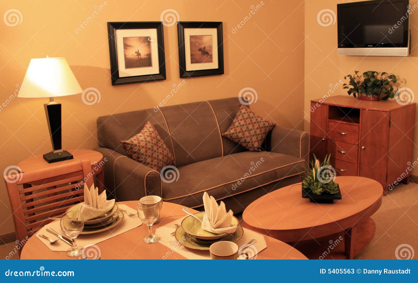 Moderne vakantiewoonkamer. De kleurrijke moderne woonkamer en de eetkamer van het vakantiehuis