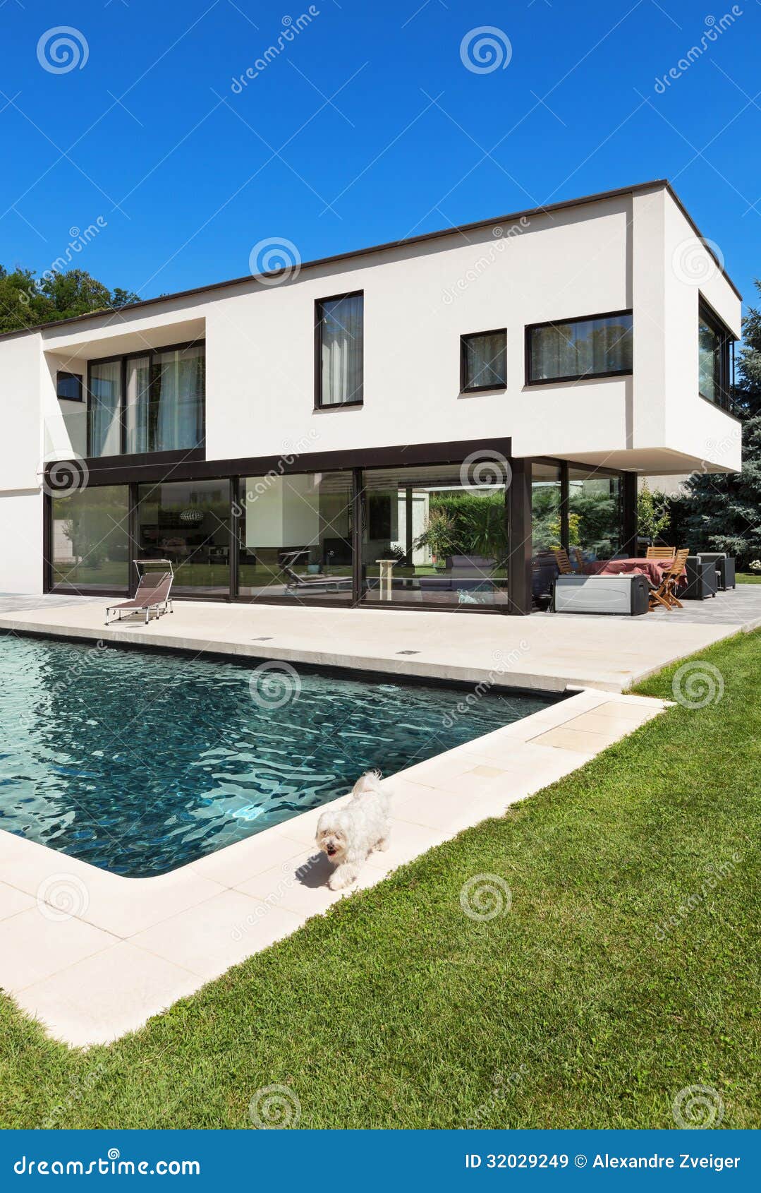 Moderne villa met pool, mening van de tuin