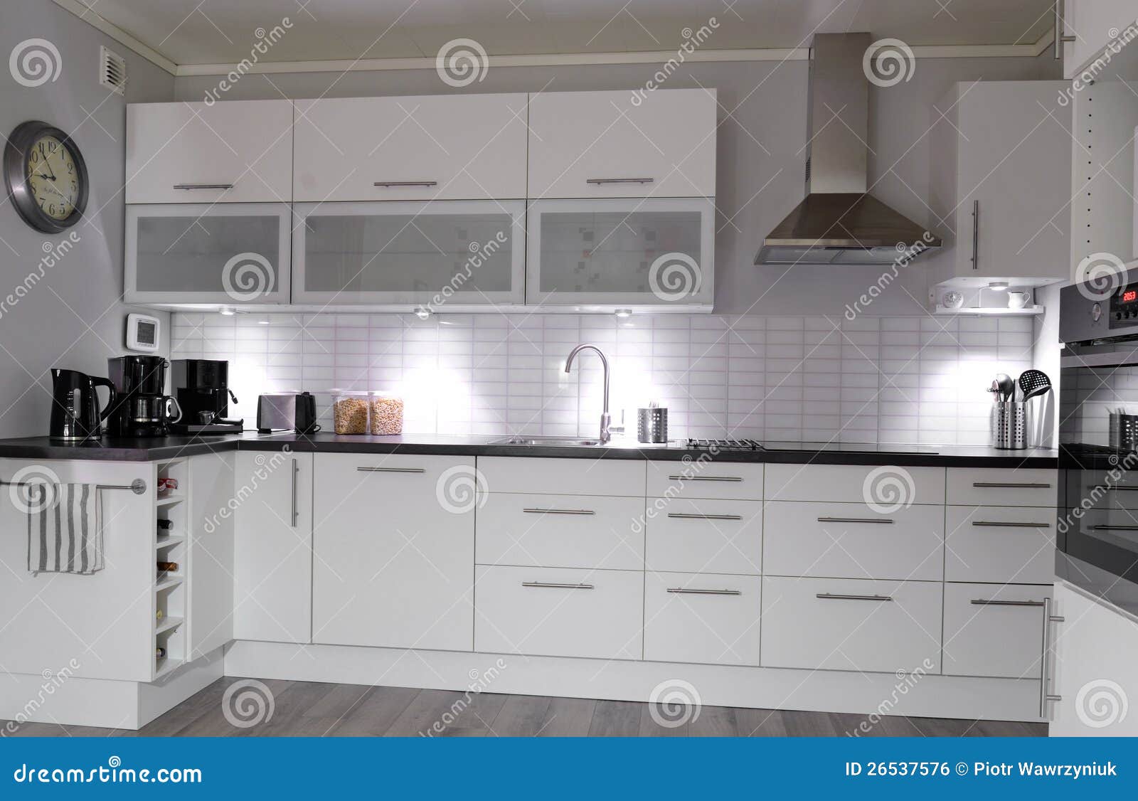Moderne weiße Küche stockfoto. Bild von haupt, haus, nachgemacht ...