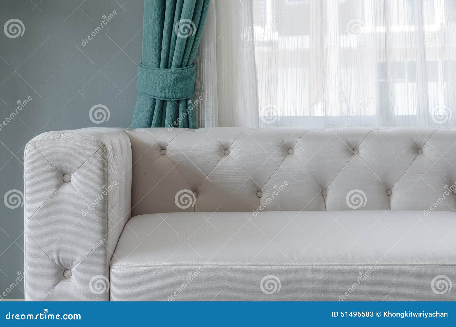 Woonkamer met moderne bank royalty vrije stock fotografie ...