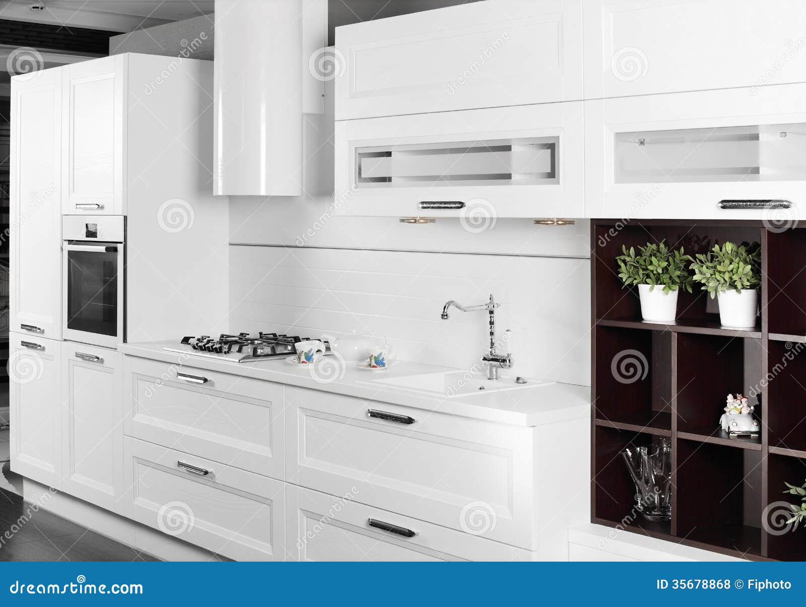 Moderne witte keuken met modieus meubilair royalty vrije stock ...