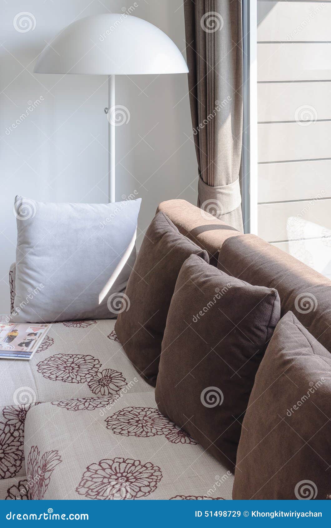 Moderne witte lamp in woonkamer met bruine stoffenbank stock foto ...