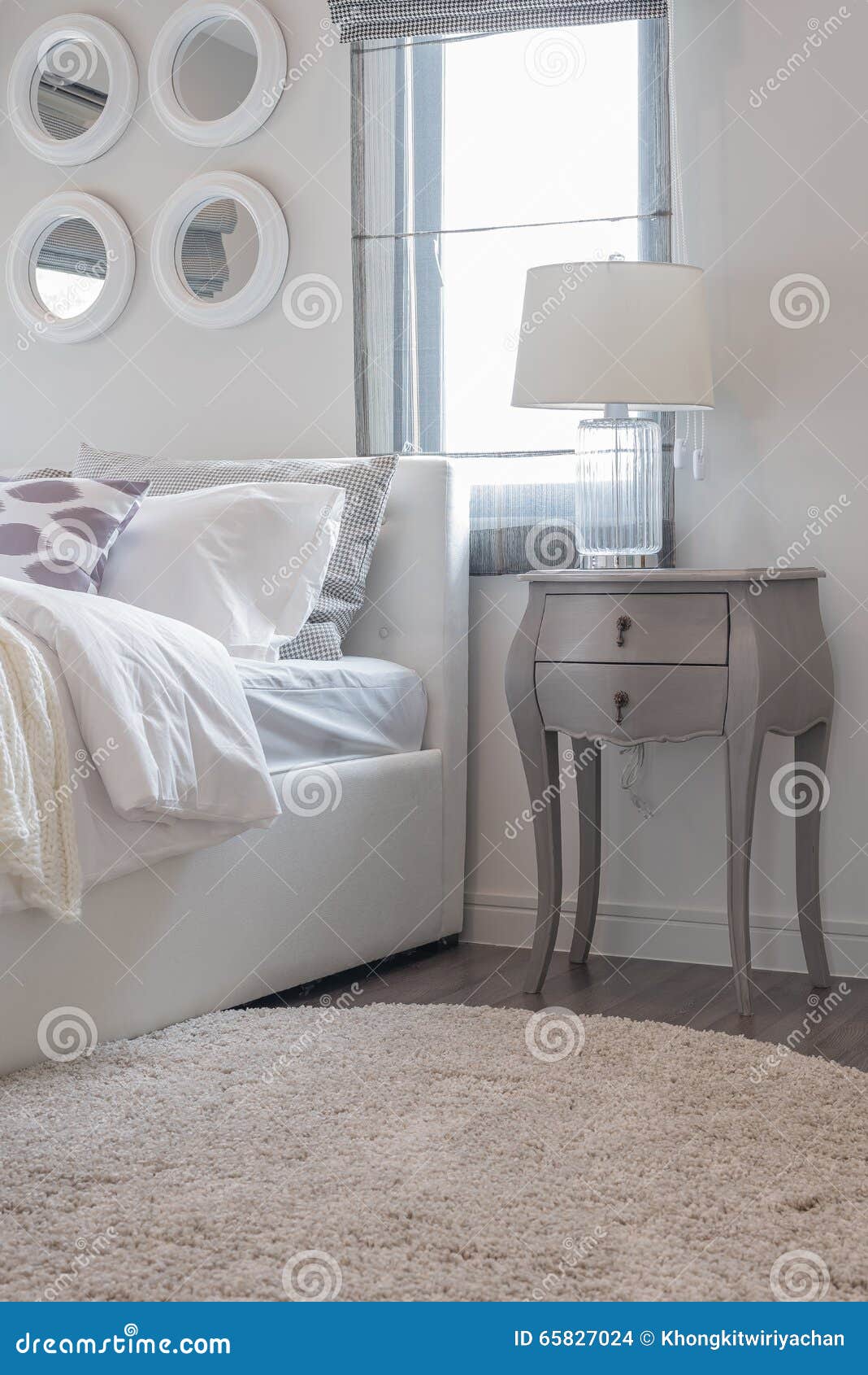Moderne witte slaapkamer met wit bed en witte lamp stock foto ... Slaapkamers met bed