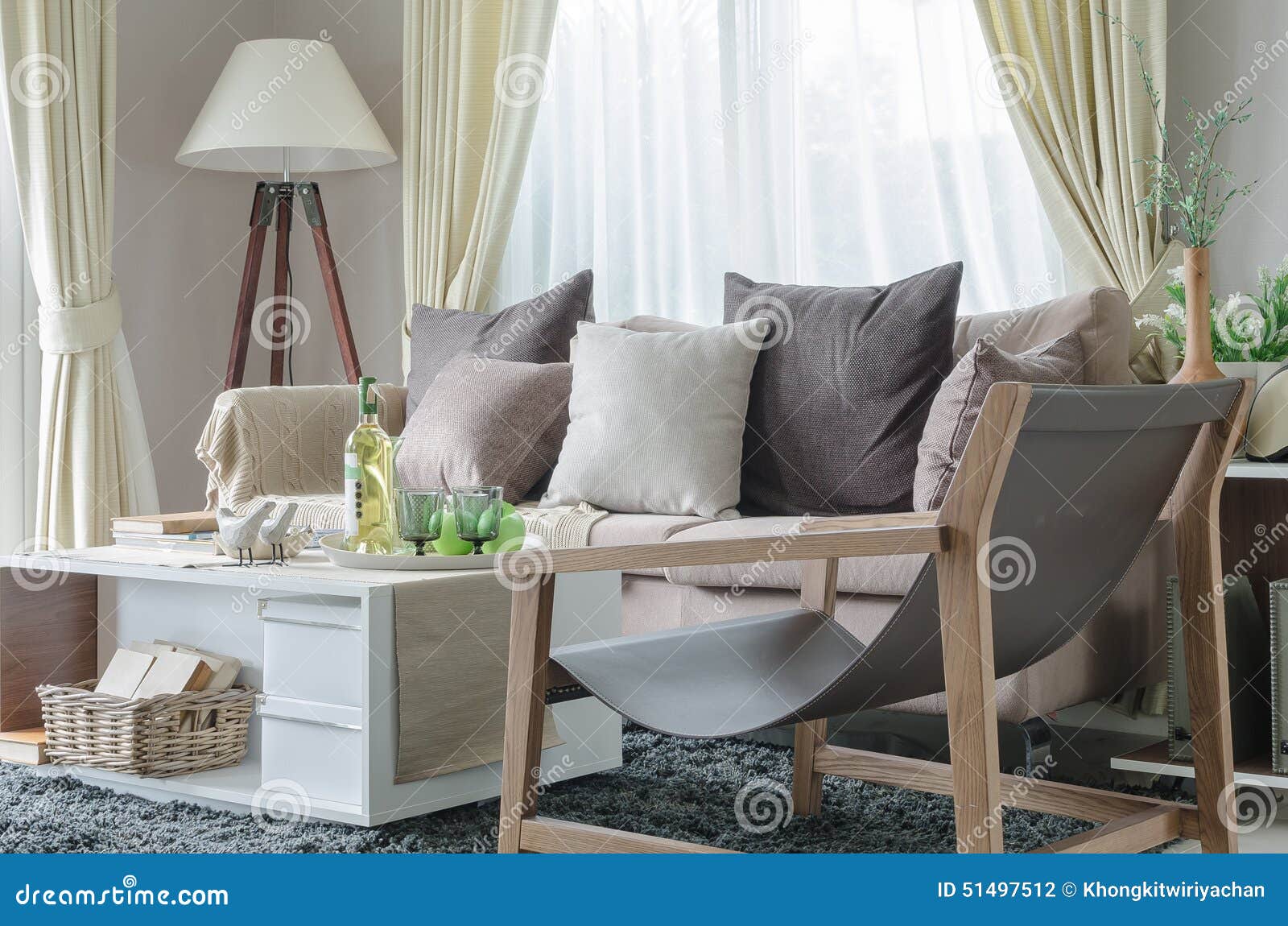 Moderne woonkamer met bank en witte lamp stock foto afbeelding ...
