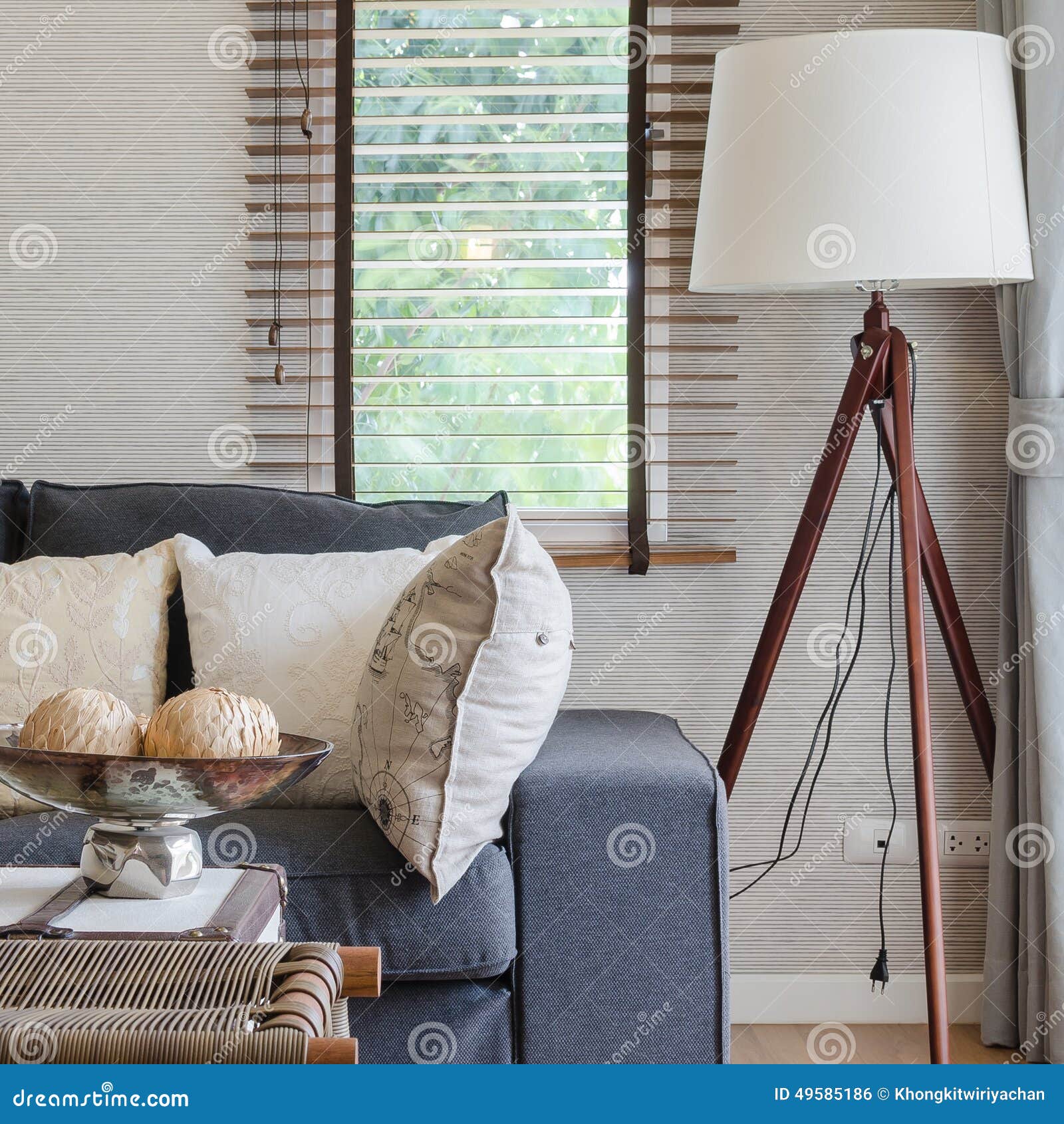 Moderne woonkamer met zwarte bank en houten lamp stock foto ...