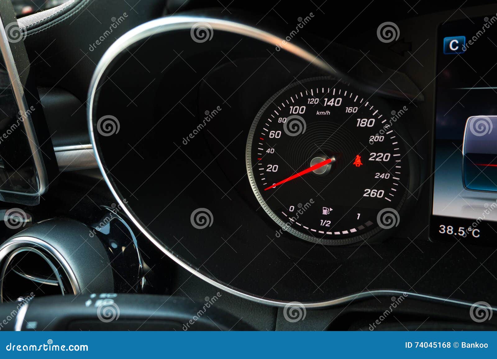 Moderner Auto Geschwindigkeitsmesser Und Tankanzeige Stockfoto - Bild von  nacht, vertretung: 74045168