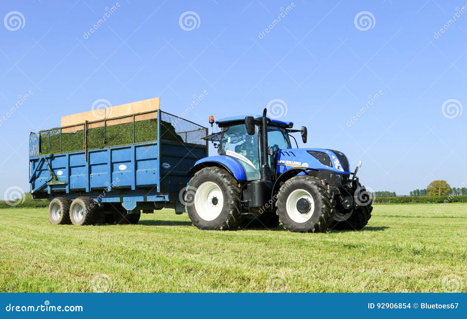 Großer Traktor Anhänger mit Baumstämmen Friktionsantrieb blau Landwirtschaft 