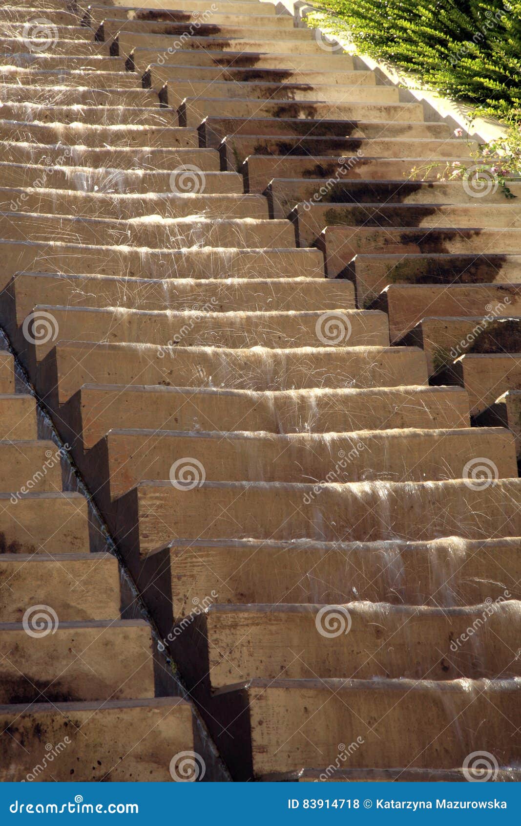 Moderner Brunnen Mit Wasserfall Stockfoto Bild Von Kaskade Garten 83914718