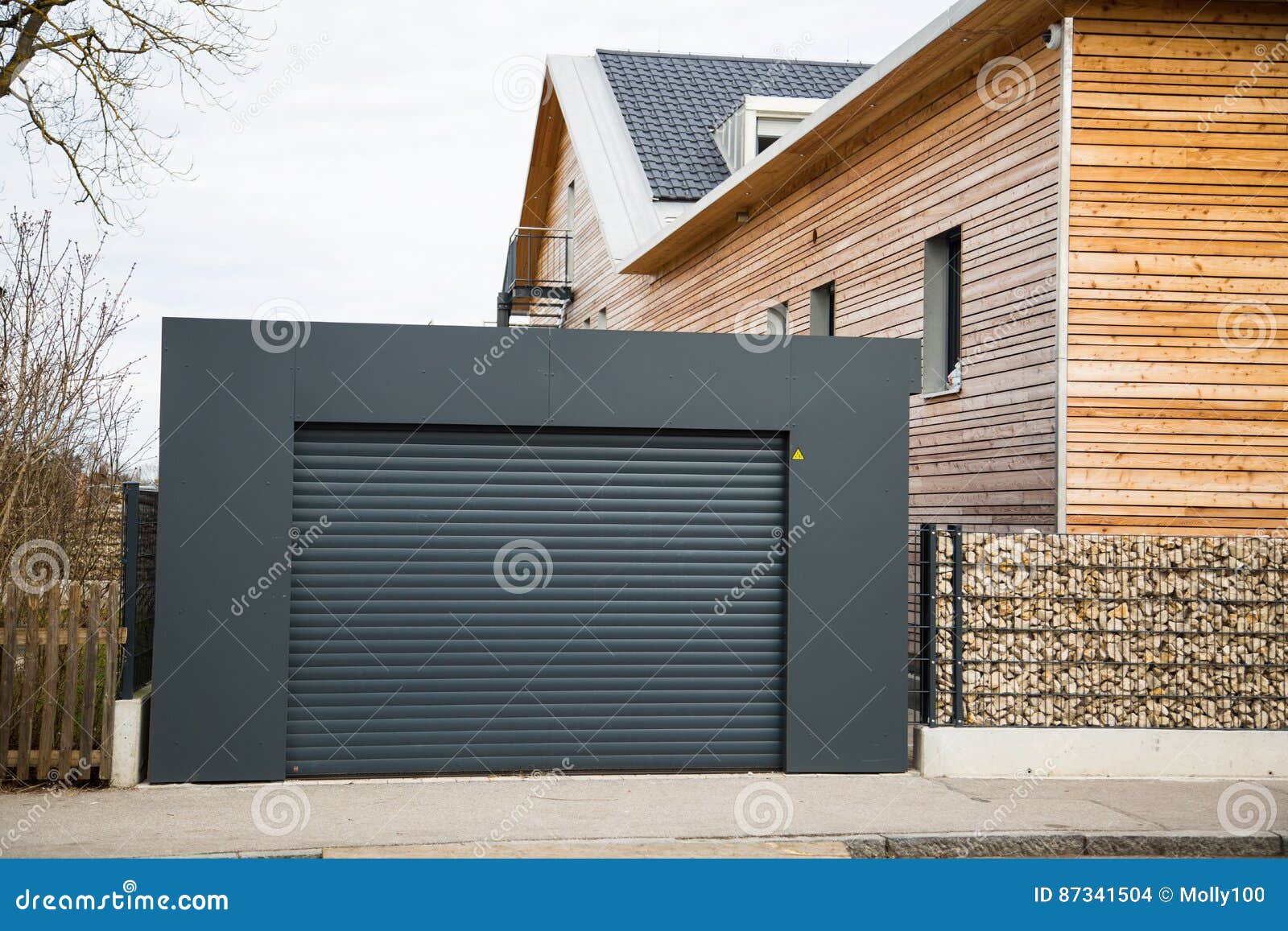 Moderner Garagentor In Schwarzem/im Grau Stockfoto - Bild von