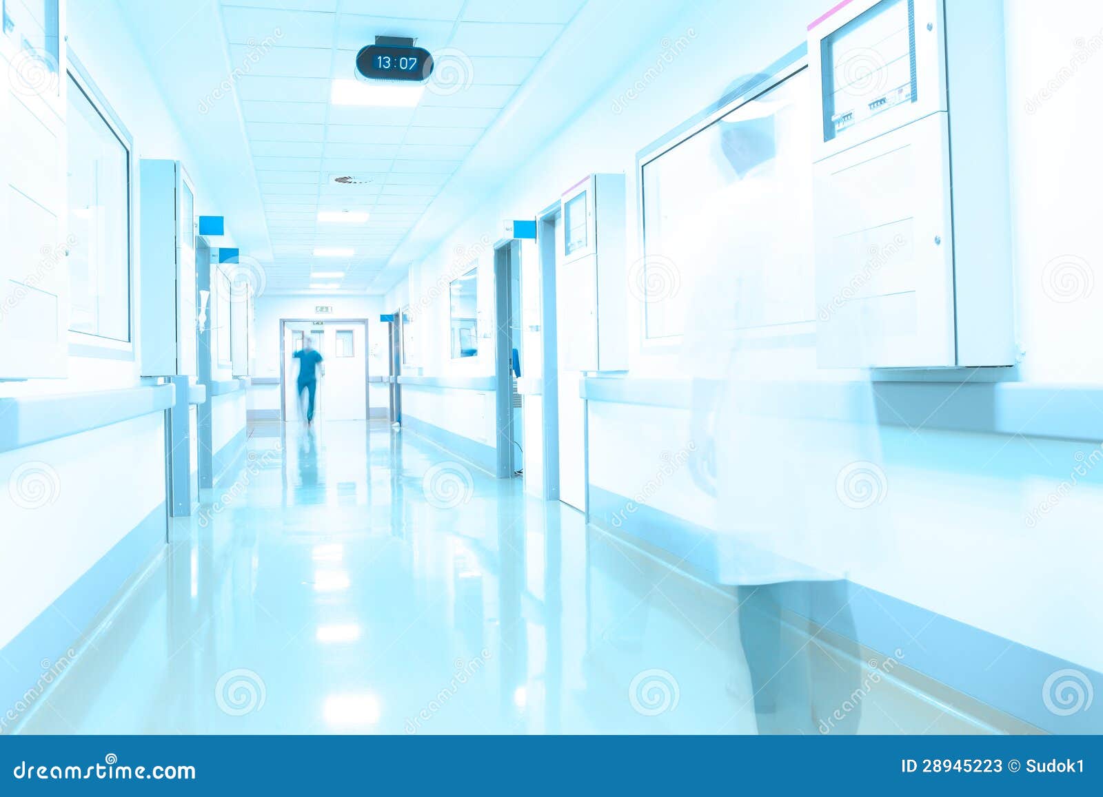 Moderner Krankenhauskorridor. Bewegung des medizinischen Personals.
