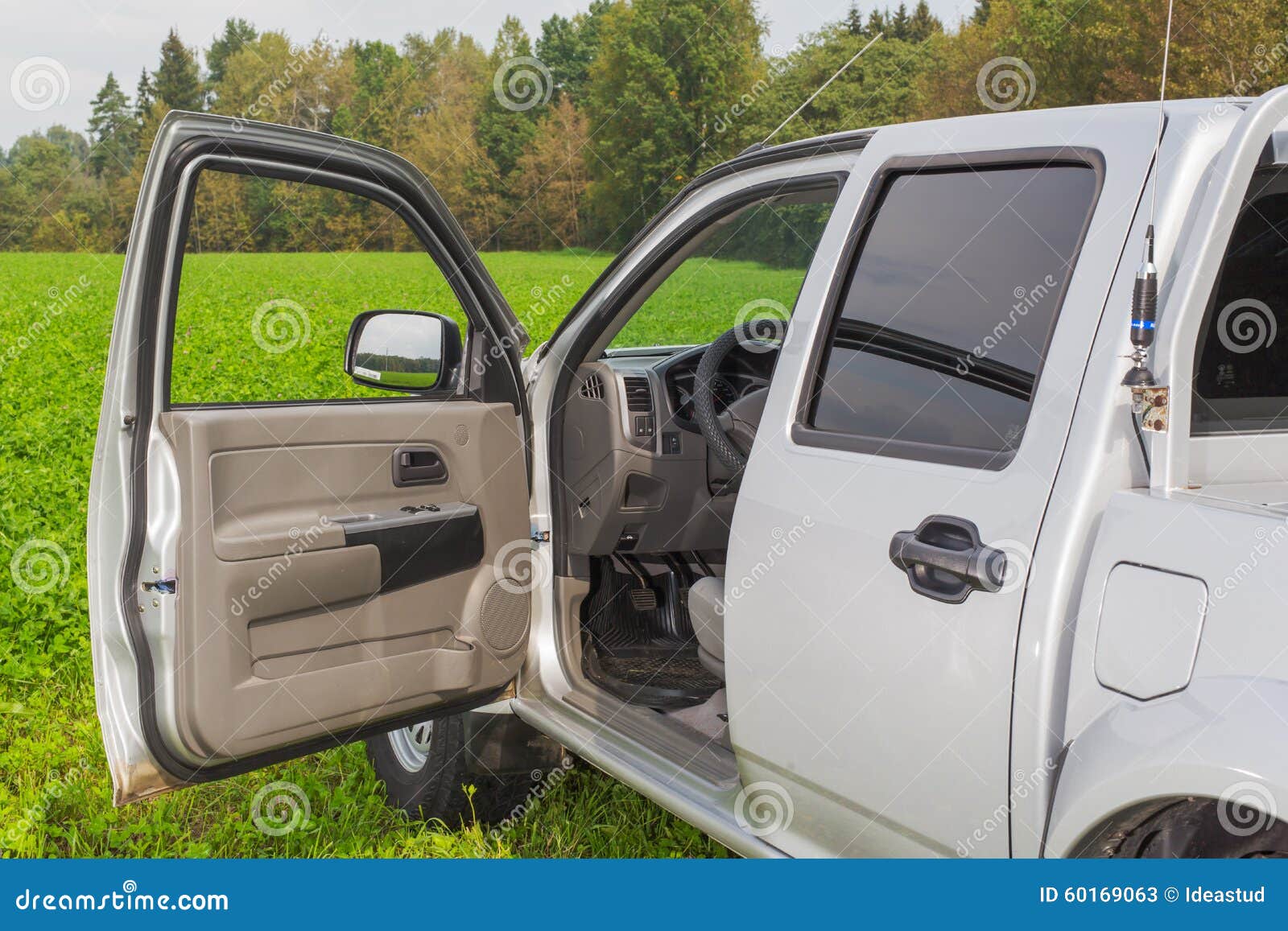 Modernes Auto Mit Tür Stockbild Bild von sommer, grün