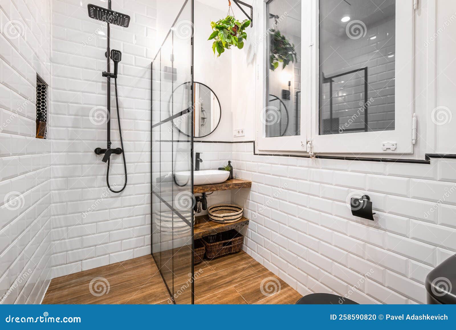 Modernes Badezimmer Mit Rundem Schwarzen Duschspiegel Und Klassisch Weißen  Fliesen Stockfoto - Bild von fliese, dekorativ: 258590820