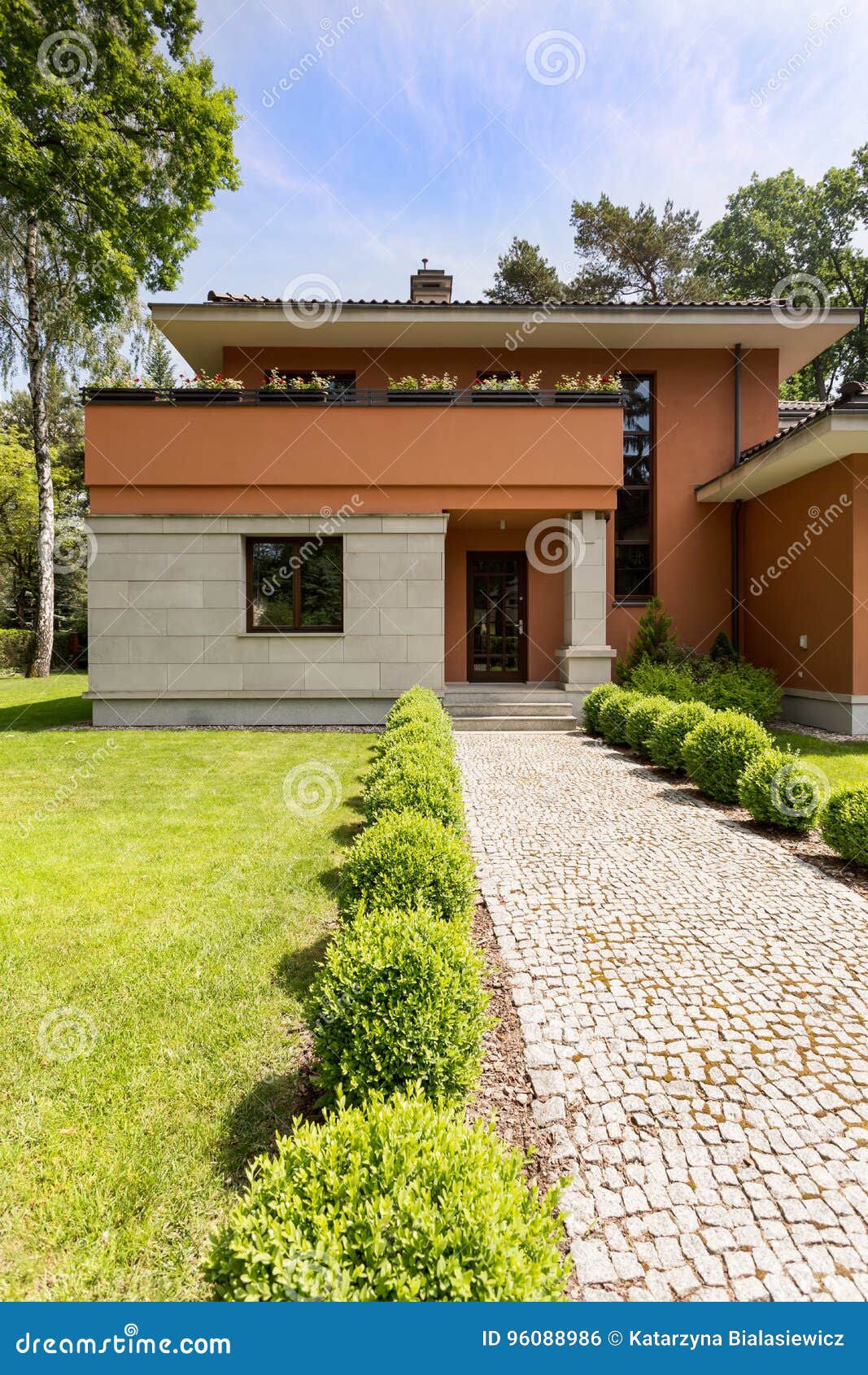 Modernes Haus Aussen Mit Garten Stockfoto Bild Von Blumen Grun 96088986