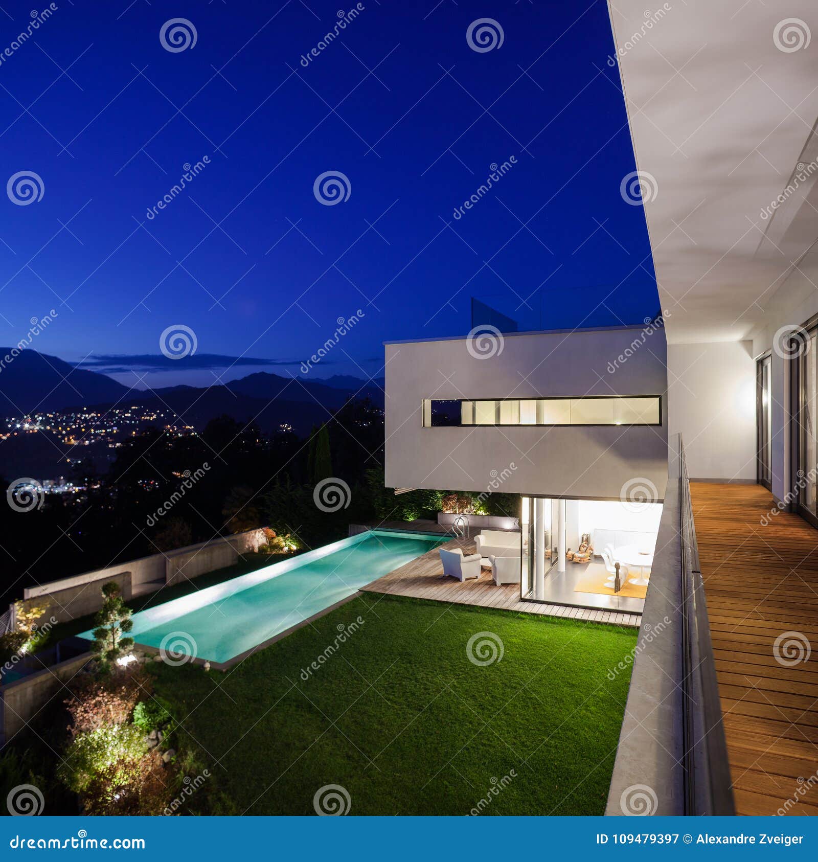 Modernes Haus Mit Pool Stockbild Bild Von Modernes 109479397