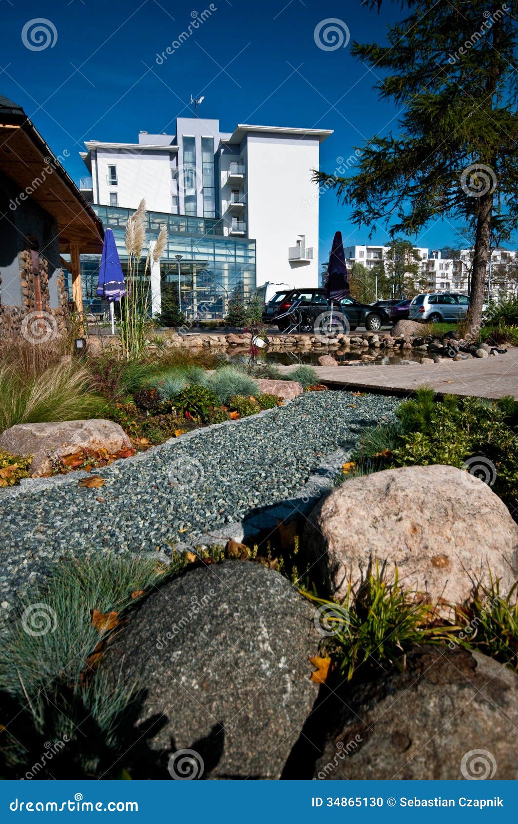 Modernes Hotel Außen Mit Teich Stockfoto Bild von wasser, garten