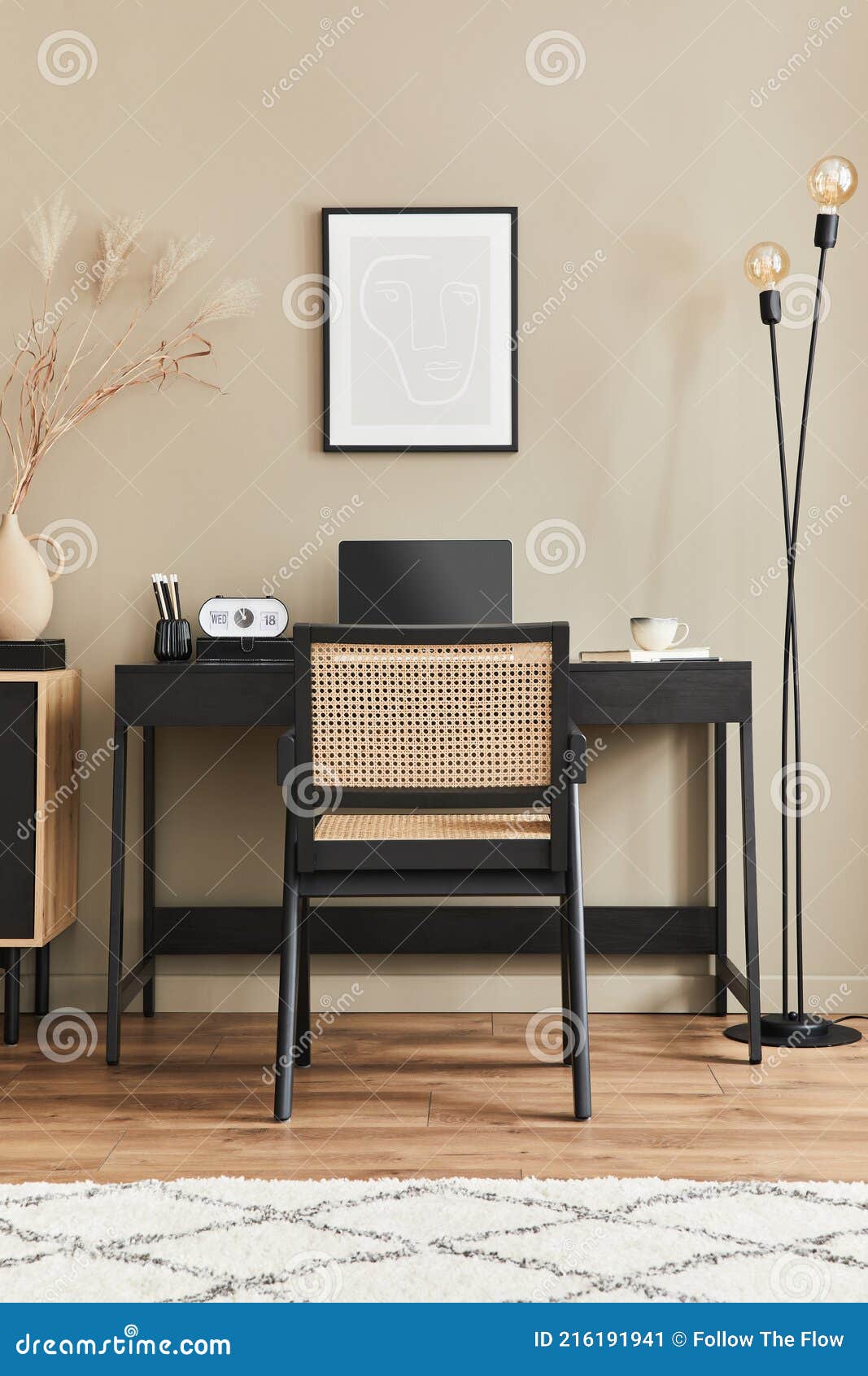 Interieur-Design Von Home Office Raum Mit Stilvollen Stuhl Schreibtisch Kommode Schwarz Mock Up Poster Rahmen Laptop Buch Stockbild Bild von luxus, büro: