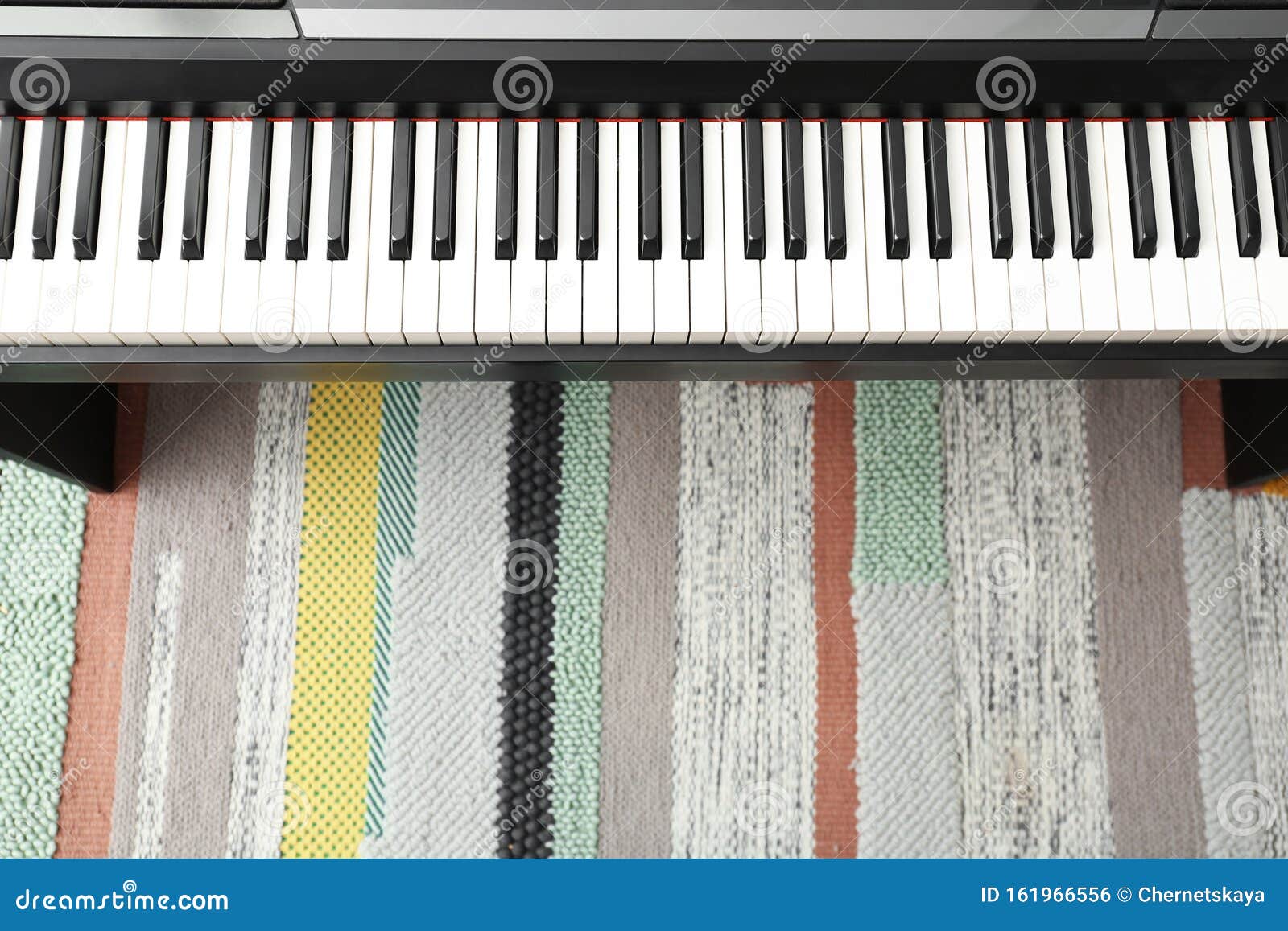 Modernes Klavier Mit Schwarzen Und Weißen Tasten über Teppich Textbereich  Stockfoto - Bild von haupt, kultur: 161966556
