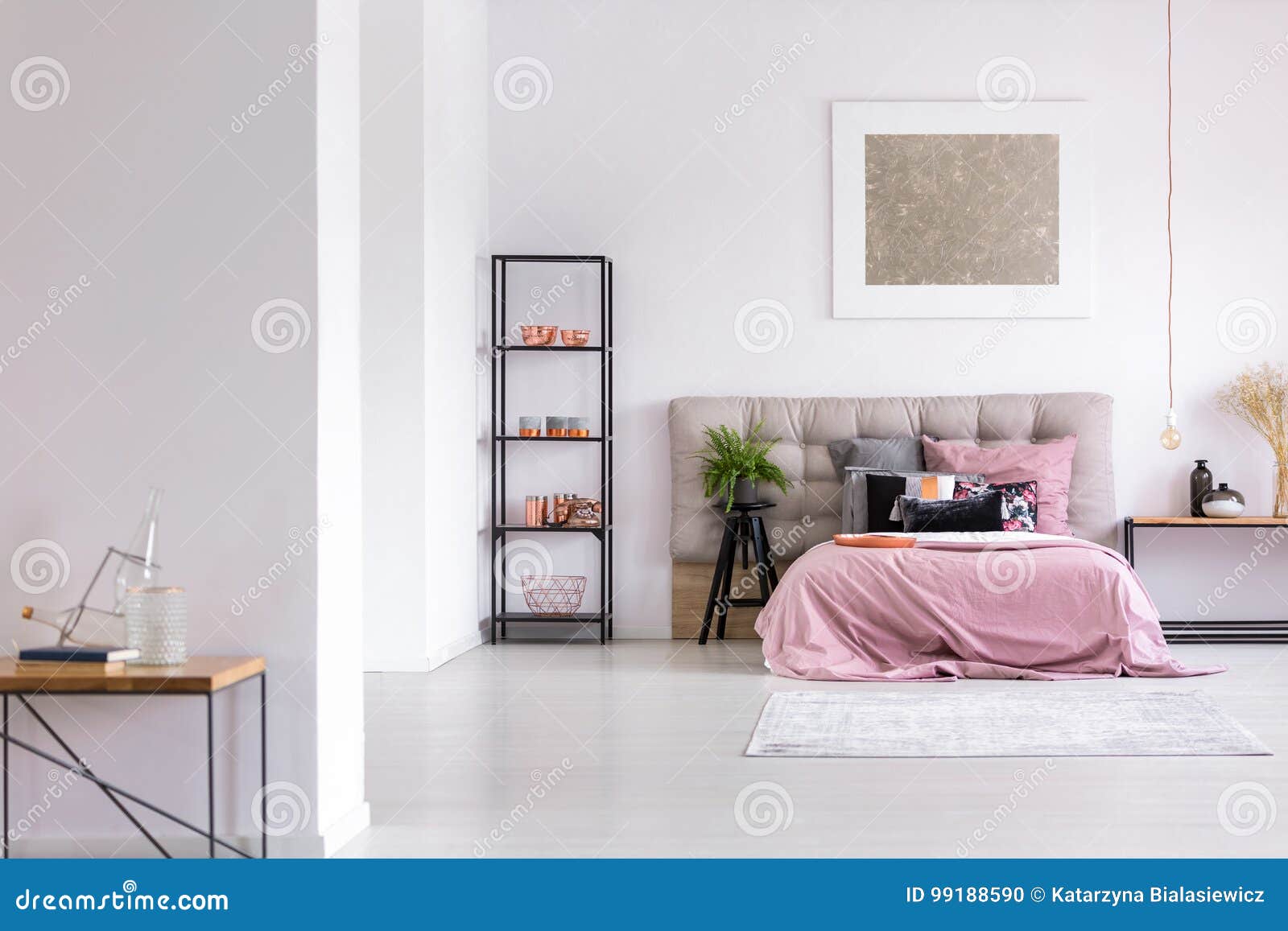 Modernes Schlafzimmer Mit Kupfernem Zubehör Stockfoto - Bild von zubehör,  flach: 99188590