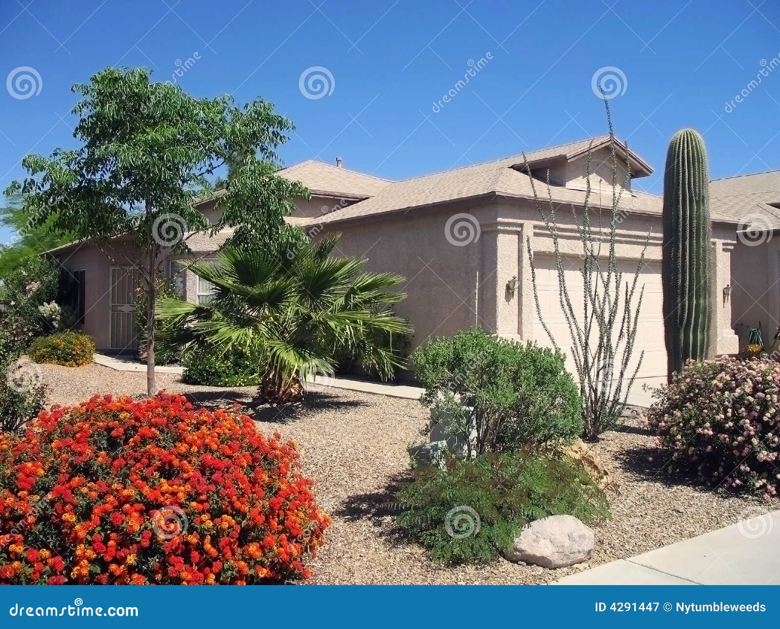 Modernes Stuck-Haus stockbild. Bild von kalifornien, schuld - 4291447