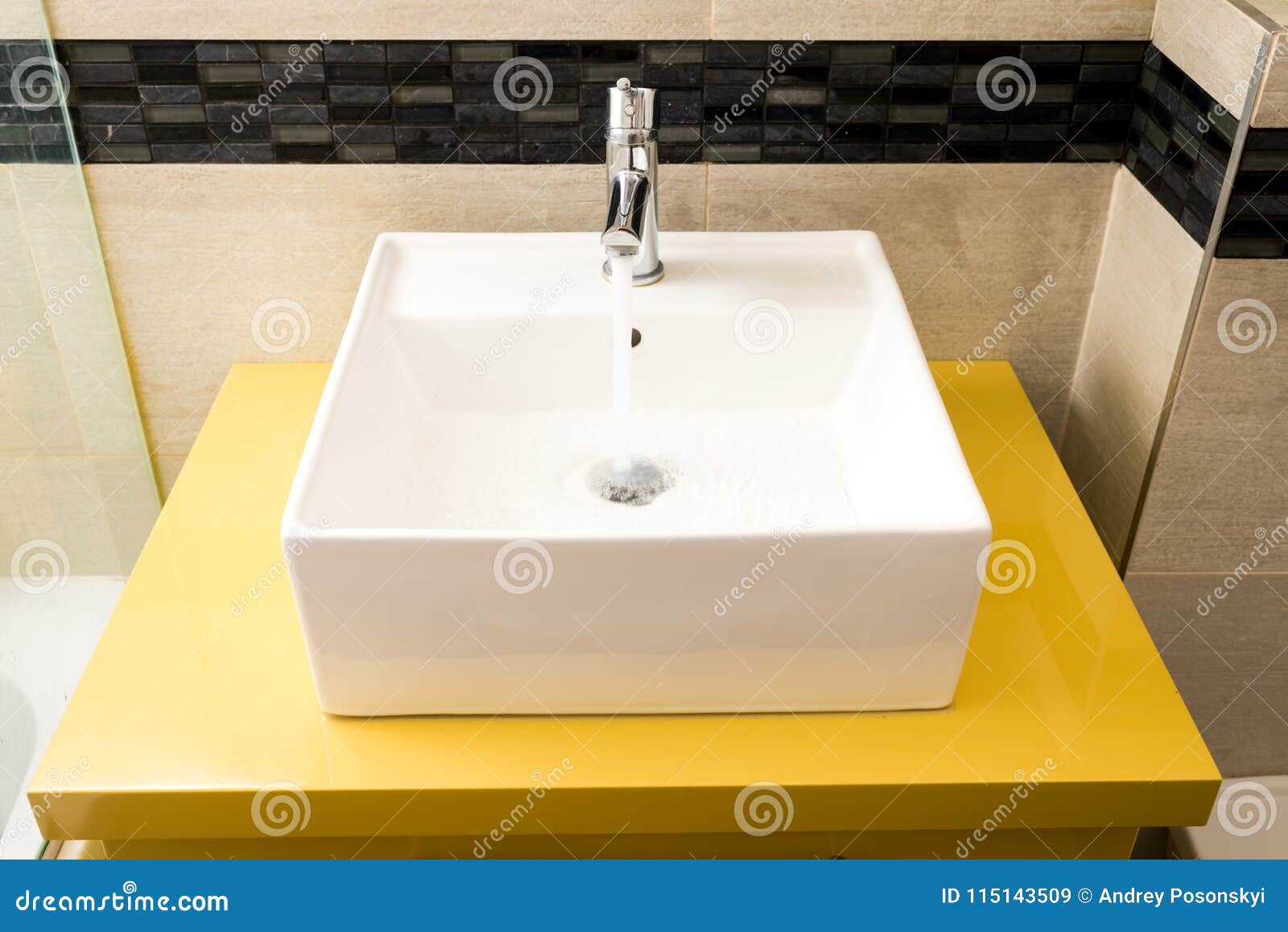 Modernes Waschbecken Im Badezimmer Stockbild - Bild von lebensstil