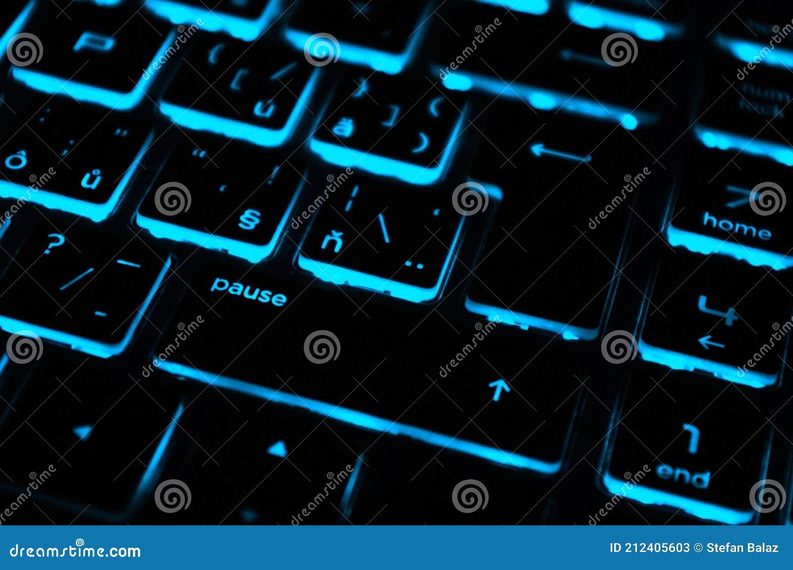 Moderno Azul Retroiluminado Teclado Retroiluminado Azul Retroiluminado Retroiluminado En Laptop O Keyboradataque Ciberné Imagen de archivo - Imagen de workplace, banca: 212405603