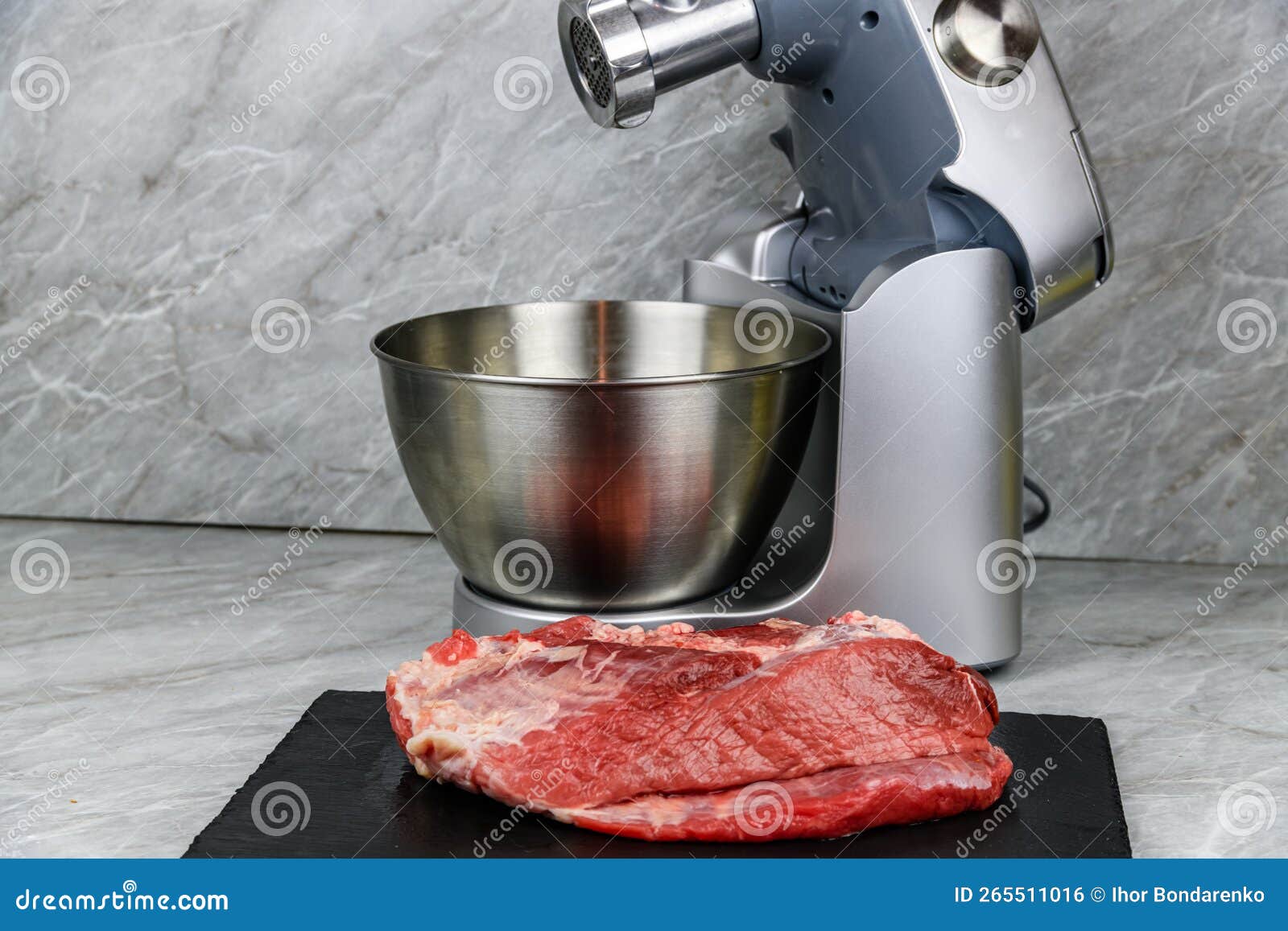 https://thumbs.dreamstime.com/z/moderno-procesador-de-alimentos-con-molino-carne-y-paz-cerdo-en-una-mesa-cocina-265511016.jpg