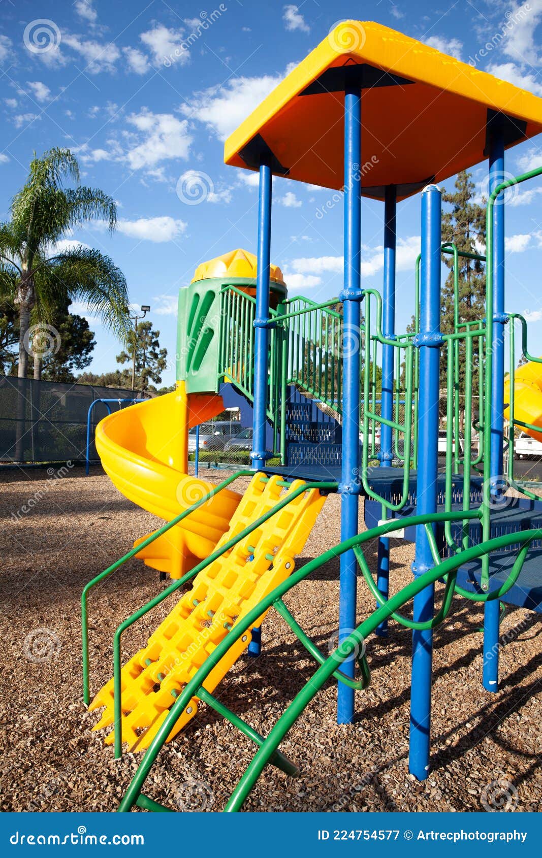 Moderno Y Colorido Parque Infantil Oscila Entre Escaleras Y Escaleras. Zona  Exterior De Juegos De Plástico Para Niños Imagen de archivo - Imagen de  juego, exterior: 224754577